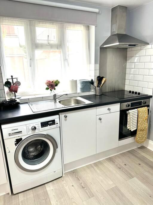 Garden 1-bed Flat 30min To Downtown & Free Parking * Londra