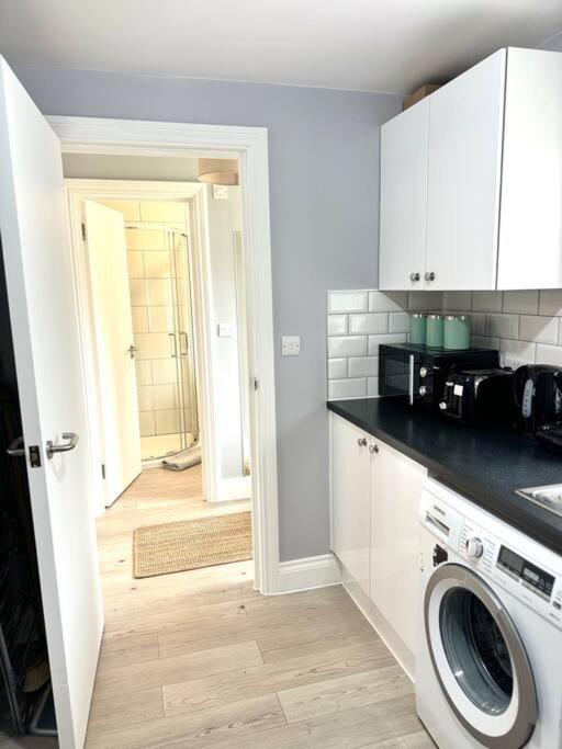 Garden 1-bed Flat 30min To Downtown & Free Parking Londra