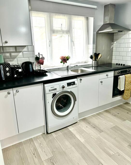 Appartamento Garden 1-bed Flat 30min To Downtown & Free Parking Londra
