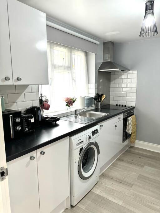 Garden 1-bed Flat 30min To Downtown & Free Parking Londra