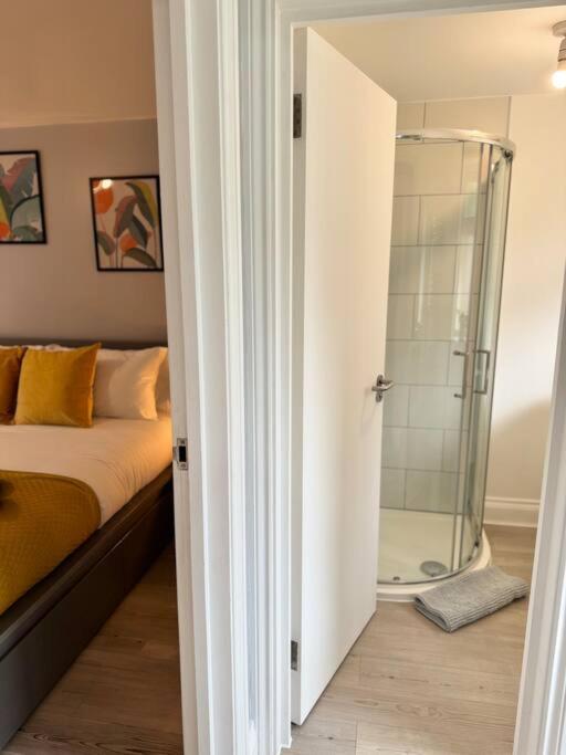 Garden 1-bed Flat 30min To Downtown & Free Parking Londra