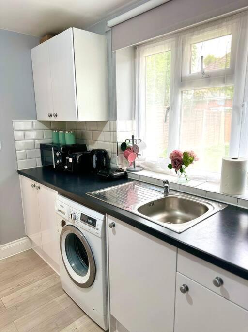 Garden 1-bed Flat 30min To Downtown & Free Parking Appartamento
